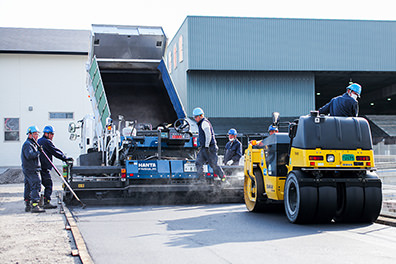 足立道路 働いてる様子