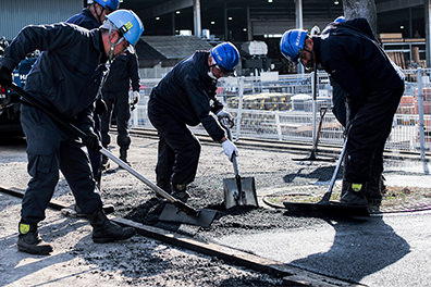 足立道路 働いてる様子